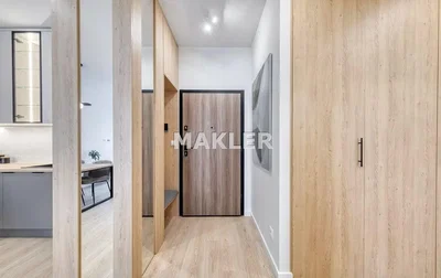 Vestiyer; ahşap zemin, tadilatlı, doğal ışık