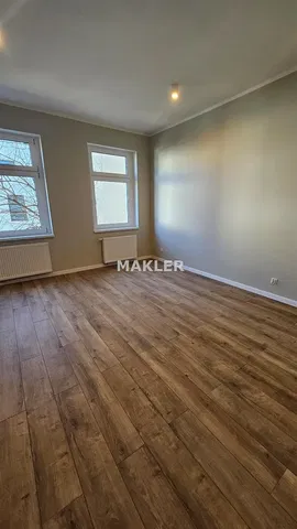 Schlafzimmer; holzboden, tageslicht