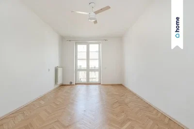 Oturma odası; ahşap zemin, doğal ışık