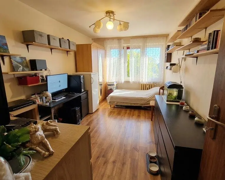 Спаваћа соба; дрвени под, природно светло