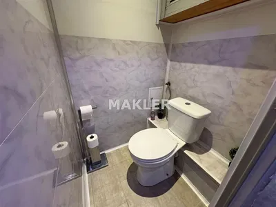 Toaleta; podłoga z płytek, wyremontowany, światło dzienne