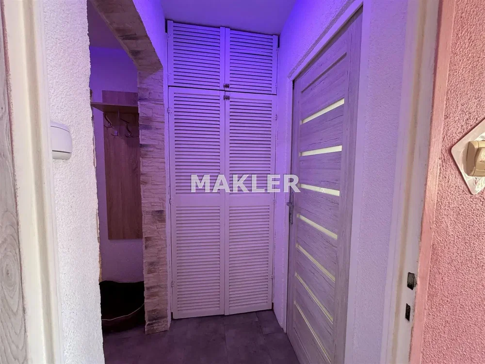 Szatnia; belki drewniane, podłoga drewniana