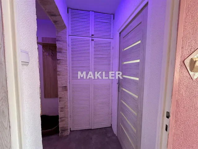 Guardaroba; travi in legno, pavimento in legno