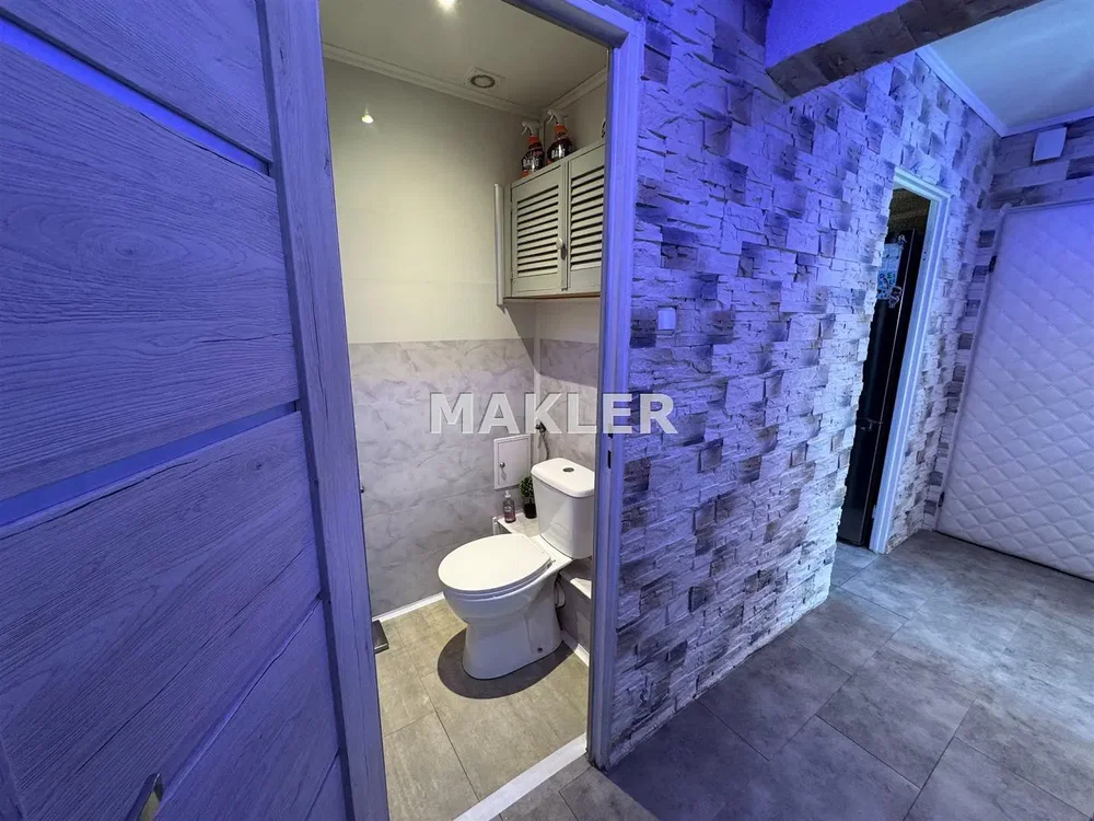 Toaleta; podłoga z płytek