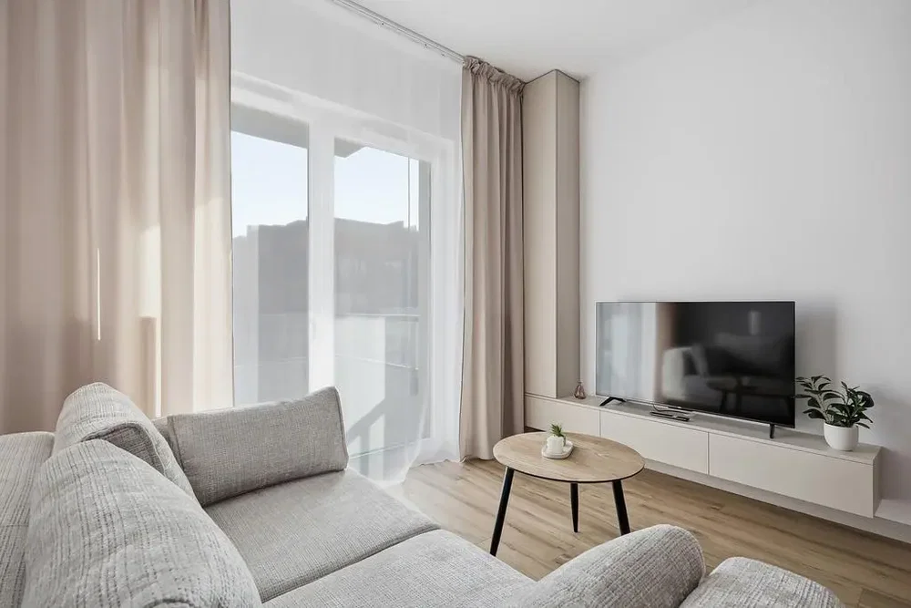 Wohnzimmer; tageslicht, moderner stil, holzboden