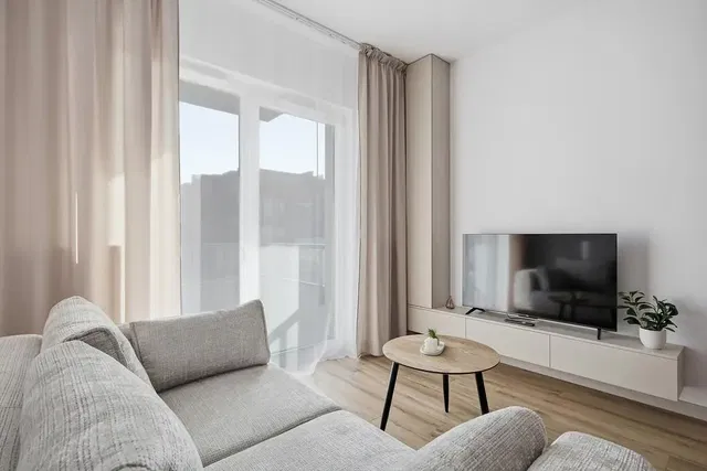 Oturma odası; doğal ışık, modern stil, ahşap zemin