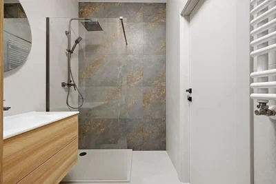 Badezimmer; fliesenboden, renoviert, tageslicht, moderner stil