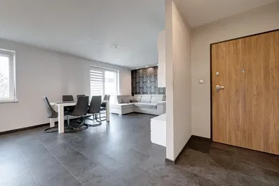 Wohnzimmer; fliesenboden, tageslicht