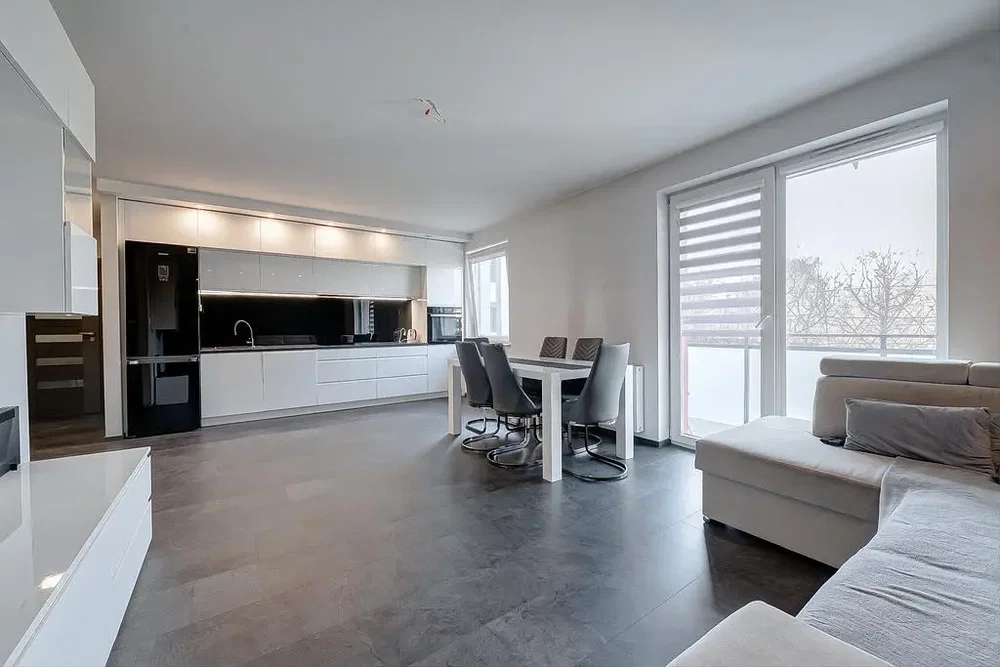 Wohnzimmer; küchengeräte, tageslicht, moderner stil, fliesenboden