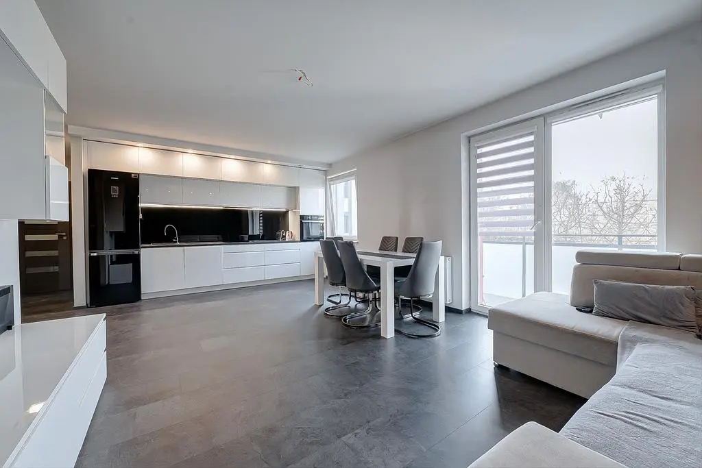 Wohnzimmer; küchengeräte, tageslicht, moderner stil, fliesenboden