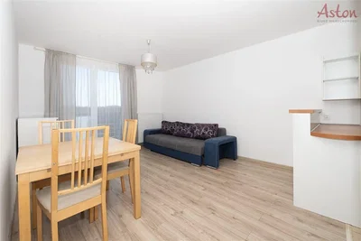 Oturma odası; ahşap zemin, doğal ışık