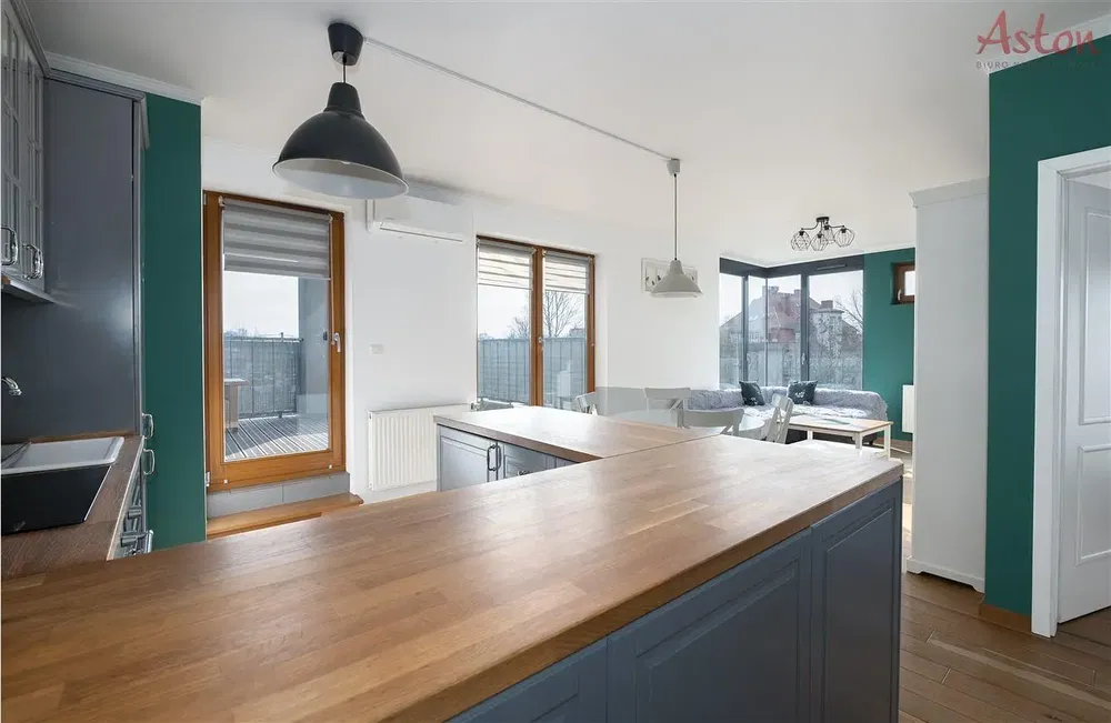 Cuisine; vue, parquet, lumière naturelle