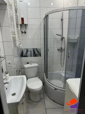 Купатило; плочице, реновиран, природно светло, модерни стил