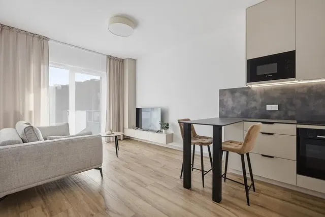 Oturma odası; manzara, mutfak aletleri, doğal ışık, modern stil, ahşap zemin