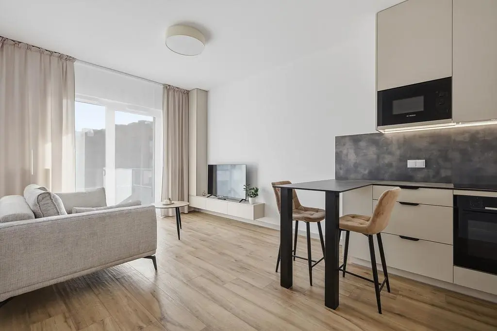 Wohnzimmer; blick, küchengeräte, tageslicht, moderner stil, holzboden