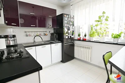 Kuhinja; kuhinjski aparati, prirodno svjetlo, moderni stil