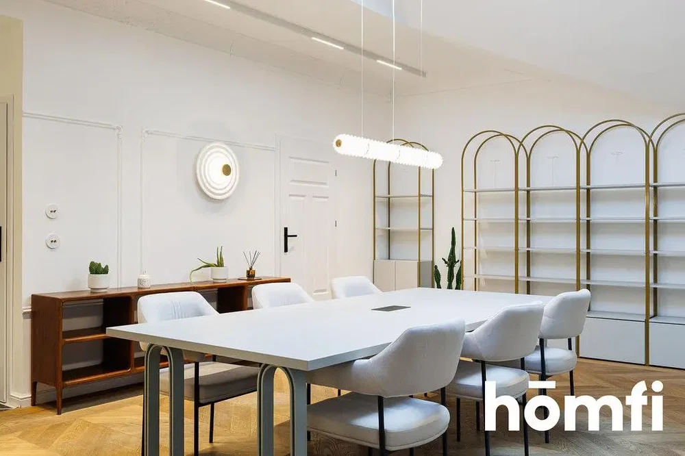 Yemek odası; modern stil, ahşap zemin, doğal ışık