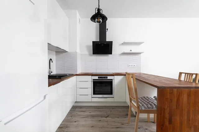 Mutfak; mutfak aletleri, doğal ışık, modern stil