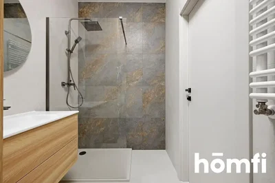 Badezimmer; fliesenboden, tageslicht, renoviert