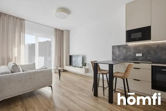 Oturma odası; manzara, mutfak aletleri, ahşap zemin, doğal ışık, modern stil