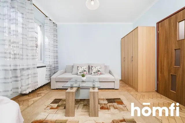 Salon; światło dzienne, podłoga drewniana, styl nowoczesny