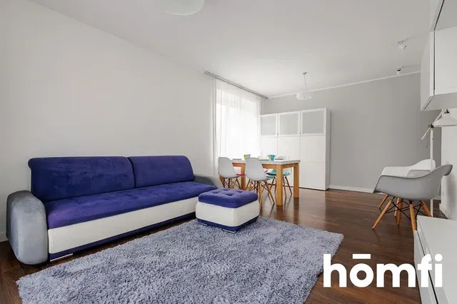 Salon; styl nowoczesny, podłoga drewniana, światło dzienne