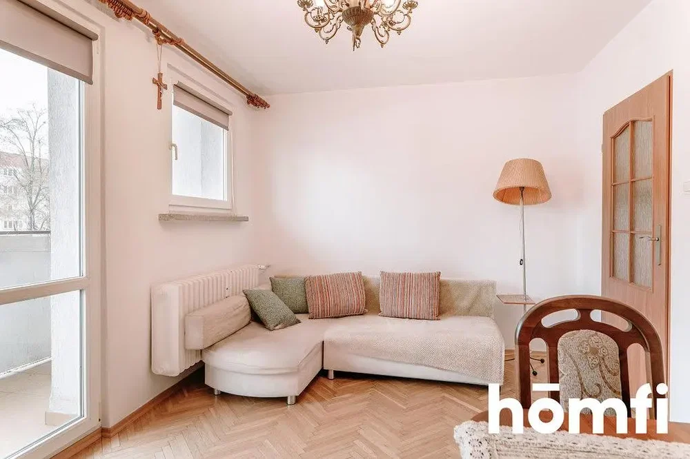 Oturma odası; doğal ışık, ahşap zemin, modern stil, manzara