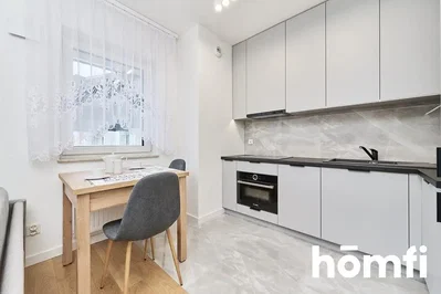 Cuisine; électroménager, carrelage, lumière naturelle, style moderne