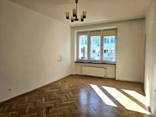 Хол; гледка, дървен под, естествена светлина