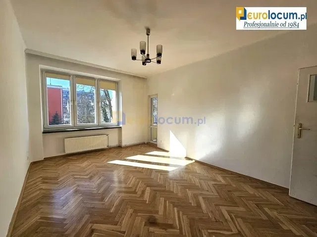 Хол; гледка, дървен под, естествена светлина