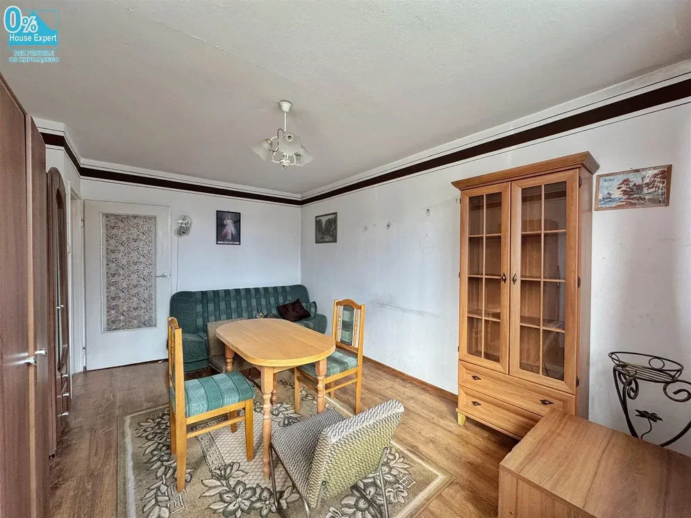 Oturma odası; ahşap zemin, rustik stil, doğal ışık