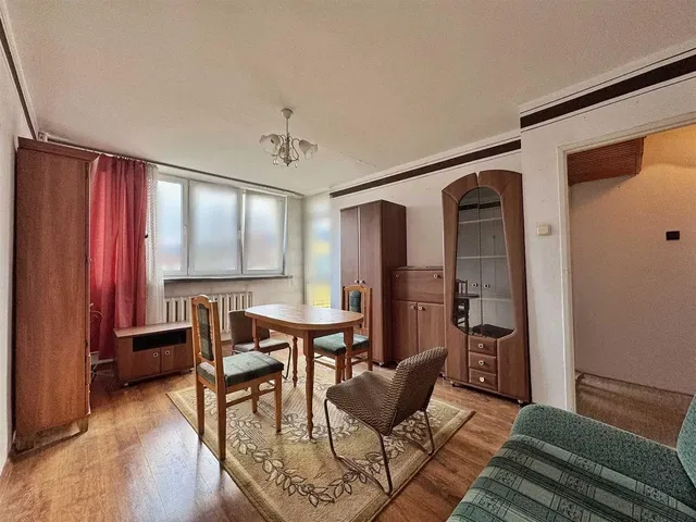 Хол; дървен под, естествена светлина