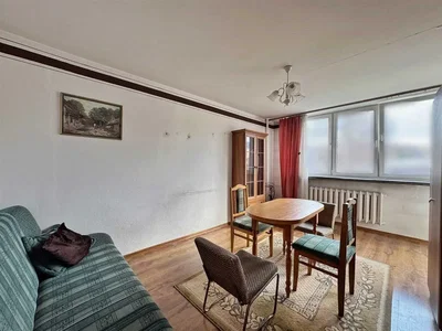 Oturma odası; ahşap zemin, doğal ışık