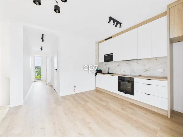 Кухня; кухненски уреди, естествена светлина, модерен стил, дървен под, ремонтиран