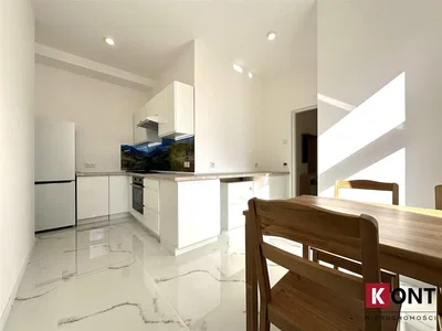 Kuhinja; kuhinjski aparati, pločice, prirodno svjetlo, moderni stil