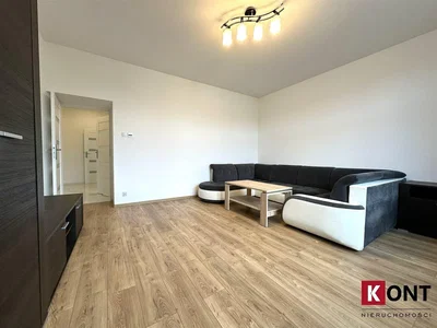 Dnevna soba; drveni pod, prirodno svjetlo, moderni stil