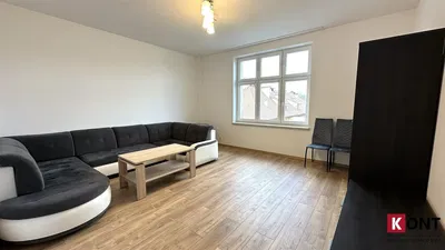 Dnevna soba; prirodno svjetlo, drveni pod, moderni stil