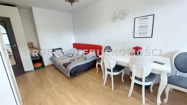 Спалня; дървен под, модерен стил, естествена светлина