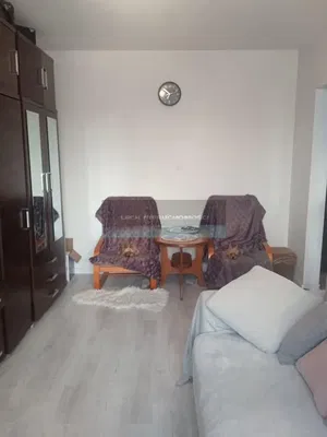 Salon; parquet, lumière naturelle, style moderne