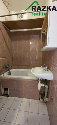 Badezimmer; fliesenboden, renovierungsbedürftig