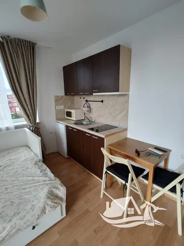 Кухня; гледка, дървен под, модерен стил