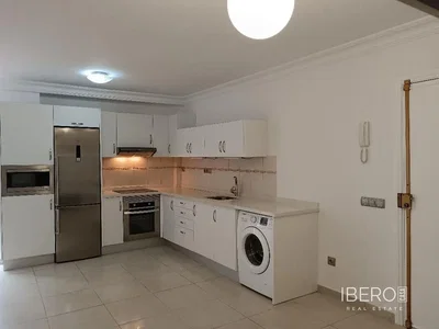 Cuisine; électroménager, carrelage, rénové, lumière naturelle, style moderne