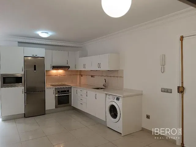 Cuisine; électroménager, carrelage, rénové, lumière naturelle, style moderne