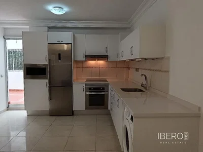 Cuisine; électroménager, carrelage, lumière naturelle, style moderne