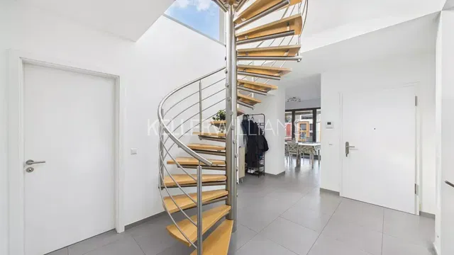 Huis en omgeving; natuurlijk licht, tegelvloer