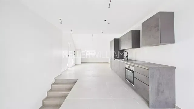 Keuken; tegelvloer, renovatie nodig