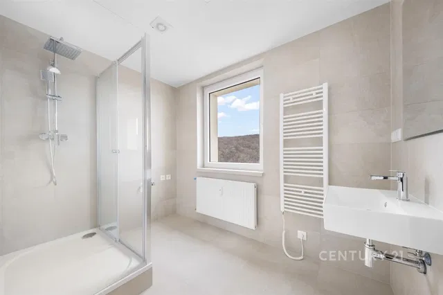 Bagno; vista, pavimento in piastrelle, luce naturale, ristrutturato