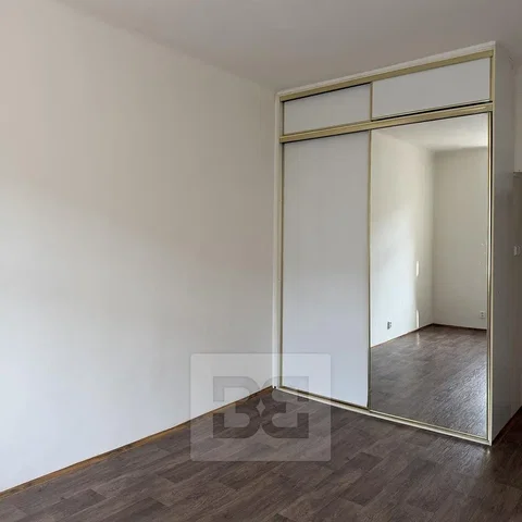 Schlafzimmer; holzboden, tageslicht