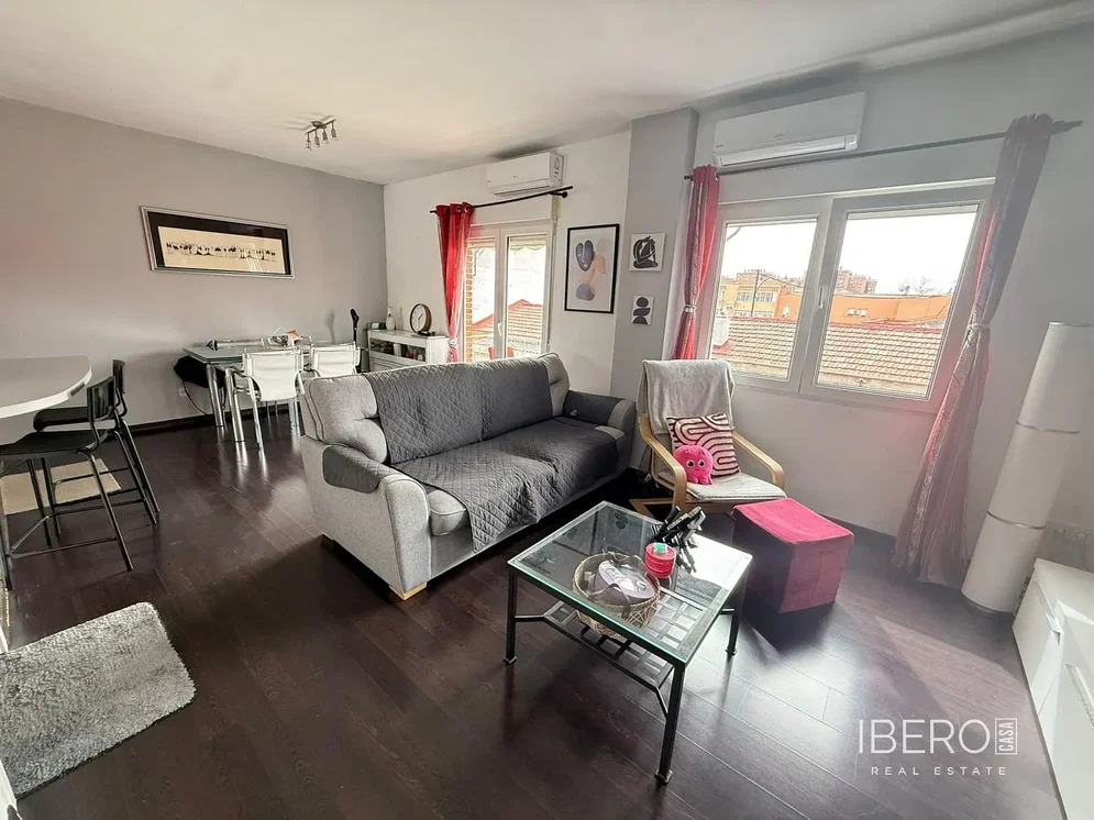 Wohnzimmer; holzboden, tageslicht, moderner stil, blick