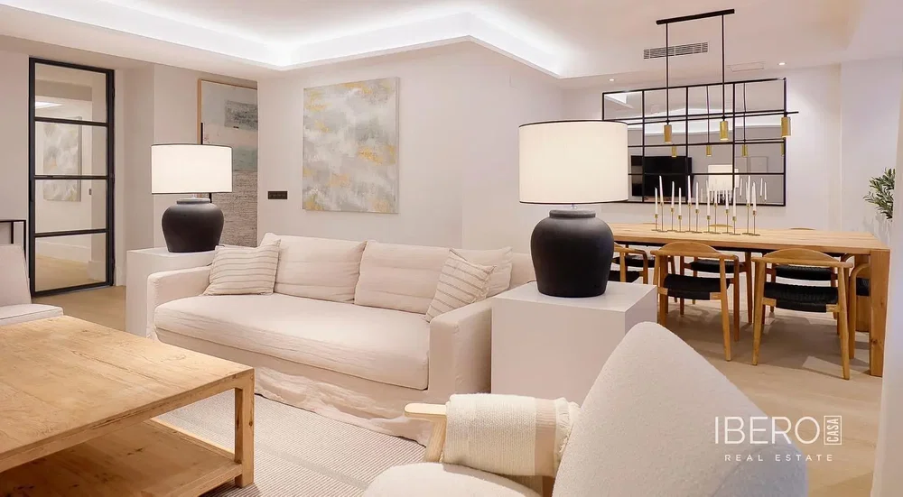 Wohnzimmer; tageslicht, moderner stil, holzboden